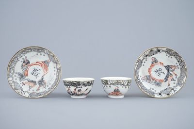Een paar Chinese vergulde grisaille koppen en schotels, Qianlong