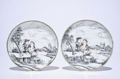 Een paar Chinese vergulde grisaille schotels met erotisch decor, Qianlong
