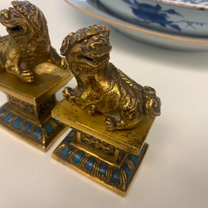Een paar Chinese vergulde koperen boeddhistische leeuwen op champlevé basissen, 19e eeuw — foto 9