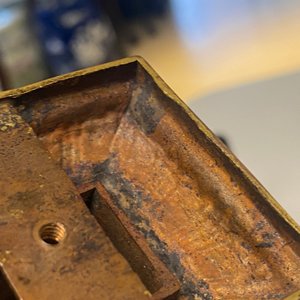 Een paar Chinese vergulde koperen boeddhistische leeuwen op champlevé basissen, 19e eeuw — foto 30