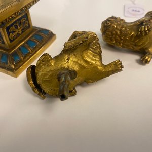 Een paar Chinese vergulde koperen boeddhistische leeuwen op champlevé basissen, 19e eeuw — foto 31