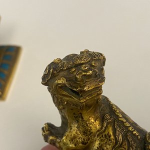 Een paar Chinese vergulde koperen boeddhistische leeuwen op champlevé basissen, 19e eeuw — foto 36