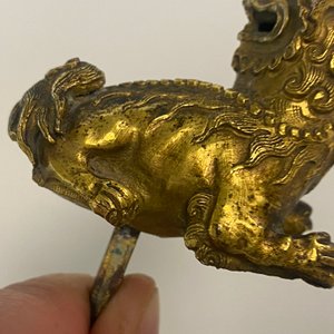 Een paar Chinese vergulde koperen boeddhistische leeuwen op champlevé basissen, 19e eeuw — foto 39