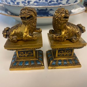 Een paar Chinese vergulde koperen boeddhistische leeuwen op champlevé basissen, 19e eeuw — foto 7
