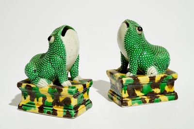 Een paar Chinese verte biscuit figuren van kikkers, Kangxi