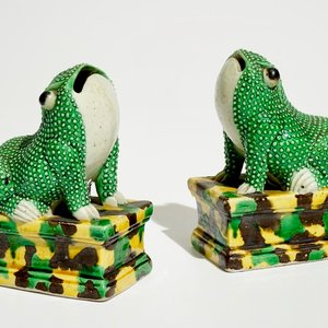 Een paar Chinese verte biscuit figuren van kikkers, Kangxi — foto 1