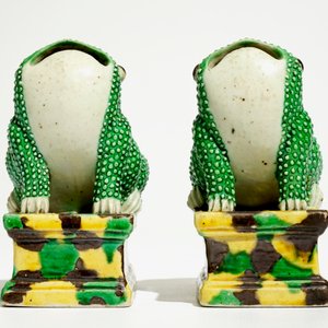 Een paar Chinese verte biscuit figuren van kikkers, Kangxi — foto 3