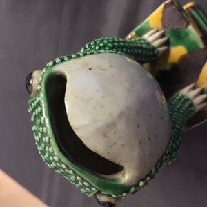 Een paar Chinese verte biscuit figuren van kikkers, Kangxi — foto 8