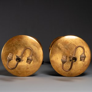 Een paar Chinese verte biscuit 'gu' vazen met vergulde bronzen monturen tot lampen gemonteerd, 19e eeuw — foto 5