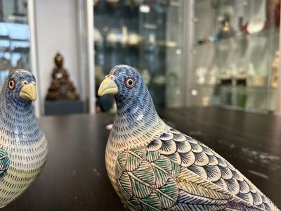 Een paar Chinese verte biscuit modellen van duiven, 19/20e eeuw — foto 6