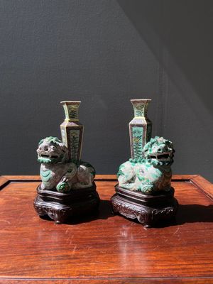 Een paar Chinese verte biscuit vazen gedragen door boeddhistische leeuwen, Kangxi — foto 1