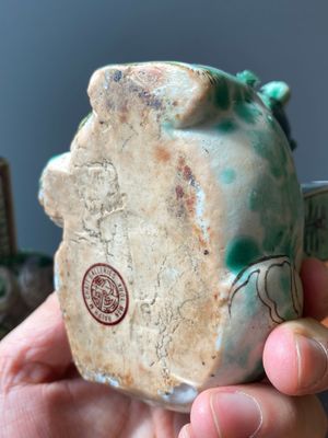 Een paar Chinese verte biscuit vazen gedragen door boeddhistische leeuwen, Kangxi — foto 14