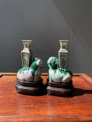 Een paar Chinese verte biscuit vazen gedragen door boeddhistische leeuwen, Kangxi — foto 4