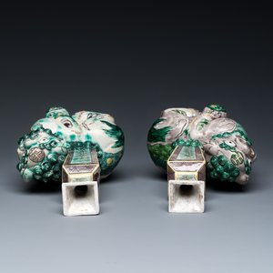 Een paar Chinese verte biscuit vazen gedragen door boeddhistische leeuwen, Kangxi — foto 7