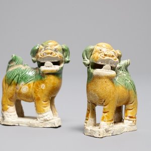 Een paar Chinese verte biscuit wierookhouders in de vorm van leeuwen, Ca Mau scheepswrak, Yongzheng — foto 1