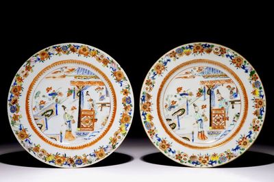 Een paar Chinese verte-imari borden met dames op een terras, Yongzheng