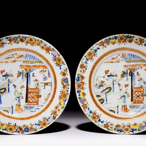 Een paar Chinese verte-imari borden met dames op een terras, Yongzheng — foto 1