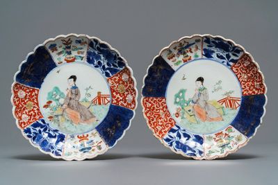 Een paar Chinese verte-Imari borden met een dame in een tuin, Kangxi