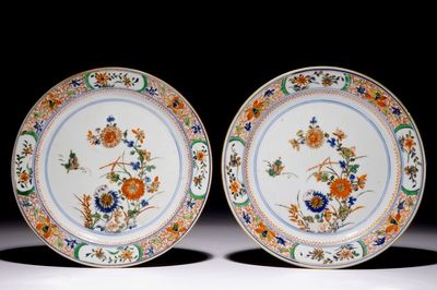 Een paar Chinese verte-imari borden met floraal decor, Kangxi