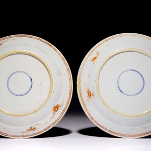 Een paar Chinese verte-imari borden met floraal decor, Kangxi — foto 2