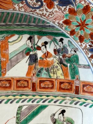 Een paar Chinese verte-Imari 'De vrouwelijke generaals van de familie Yang 楊門女將' schotels, Kangxi — foto 14