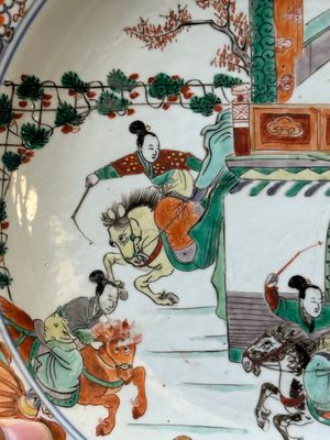 Een paar Chinese verte-Imari 'De vrouwelijke generaals van de familie Yang 楊門女將' schotels, Kangxi — foto 15
