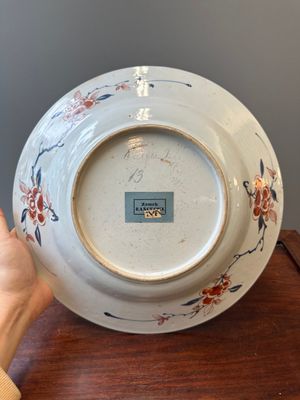 Een paar Chinese verte-Imari 'De vrouwelijke generaals van de familie Yang 楊門女將' schotels, Kangxi — foto 17