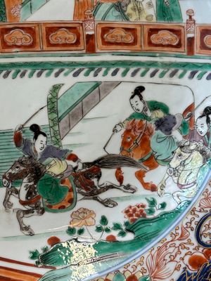 Een paar Chinese verte-Imari 'De vrouwelijke generaals van de familie Yang 楊門女將' schotels, Kangxi — foto 3