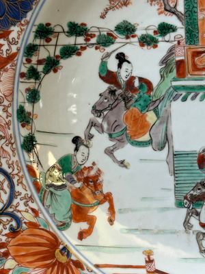 Een paar Chinese verte-Imari 'De vrouwelijke generaals van de familie Yang 楊門女將' schotels, Kangxi — foto 5