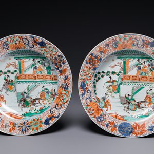 Een paar Chinese verte-Imari 'De vrouwelijke generaals van de familie Yang 楊門女將' schotels, Kangxi — foto 1