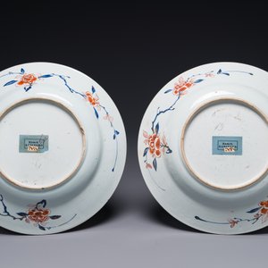 Een paar Chinese verte-Imari 'De vrouwelijke generaals van de familie Yang 楊門女將' schotels, Kangxi — foto 2
