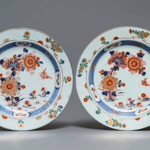 Een paar Chinese verte-Imari schotels, Kangxi/Yongzheng — foto 1