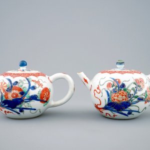 Een paar Chinese verte-Imari theepotten met deksels, Kangxi — foto 1