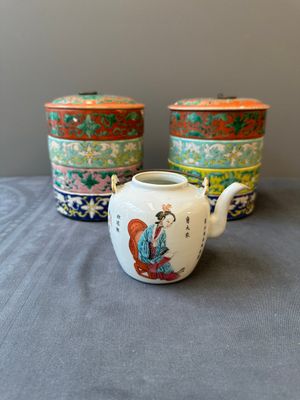 Een paar Chinese vierdelige famille rose dekseldozen en een theepot, 19e eeuw — foto 1