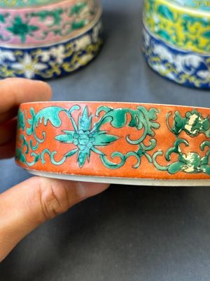 Een paar Chinese vierdelige famille rose dekseldozen en een theepot, 19e eeuw — foto 17