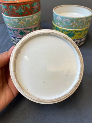 Een paar Chinese vierdelige famille rose dekseldozen en een theepot, 19e eeuw — foto 18