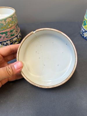 Een paar Chinese vierdelige famille rose dekseldozen en een theepot, 19e eeuw — foto 22