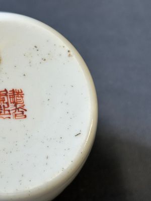 Een paar Chinese vierdelige famille rose dekseldozen en een theepot, 19e eeuw — foto 10
