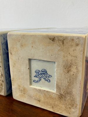 Een paar Chinese vierkante blauw-witte dekselvazen met verhalende decors, Kangxi — foto 11