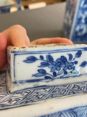 Een paar Chinese vierkante blauw-witte dekselvazen met verhalende decors, Kangxi — foto 13