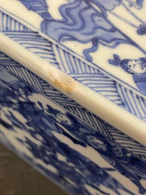Een paar Chinese vierkante blauw-witte dekselvazen met verhalende decors, Kangxi — foto 18