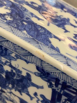 Een paar Chinese vierkante blauw-witte dekselvazen met verhalende decors, Kangxi — foto 19
