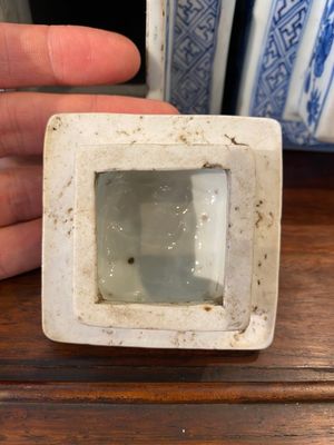 Een paar Chinese vierkante blauw-witte dekselvazen met verhalende decors, Kangxi — foto 7