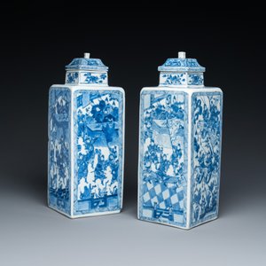 Een paar Chinese vierkante blauw-witte dekselvazen met verhalende decors, Kangxi — foto 2