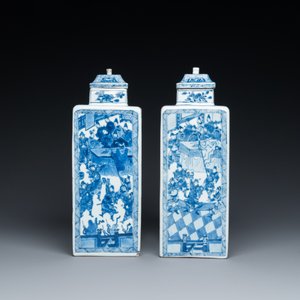 Een paar Chinese vierkante blauw-witte dekselvazen met verhalende decors, Kangxi — foto 5