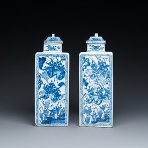 Een paar Chinese vierkante blauw-witte dekselvazen met verhalende decors, Kangxi — foto 6