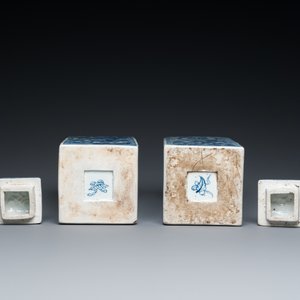 Een paar Chinese vierkante blauw-witte dekselvazen met verhalende decors, Kangxi — foto 8