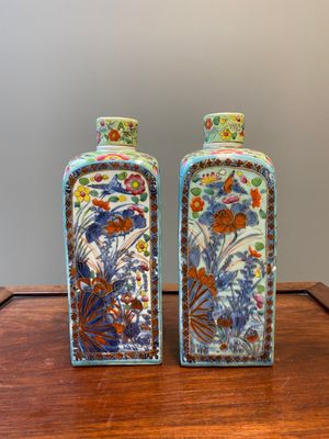 Een paar Chinese vierkante blauw-witte flessen in Europa overgedecoreerd, Kangxi — foto 1