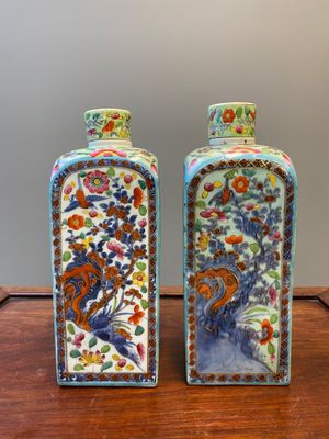 Een paar Chinese vierkante blauw-witte flessen in Europa overgedecoreerd, Kangxi — foto 3