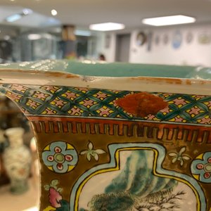 Een paar Chinese vierkante famille rose vazen met bruine fondkleur, 19e eeuw — foto 12